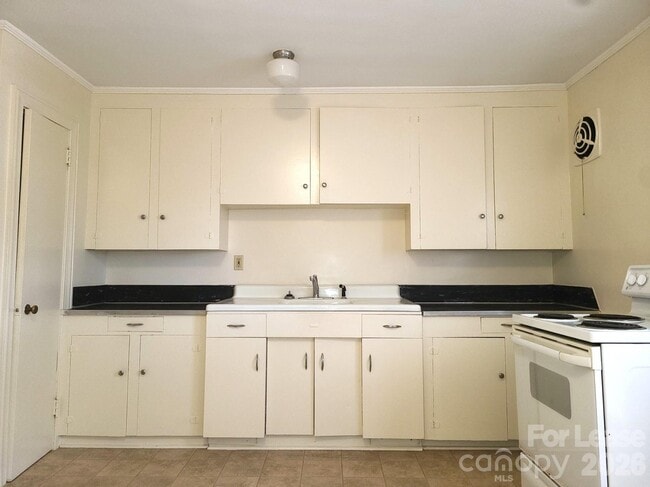 Building Photo - 2245 Crescent Ave