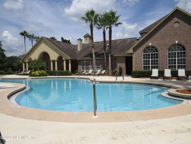 Foto del edificio - 7800 Point Meadows Dr