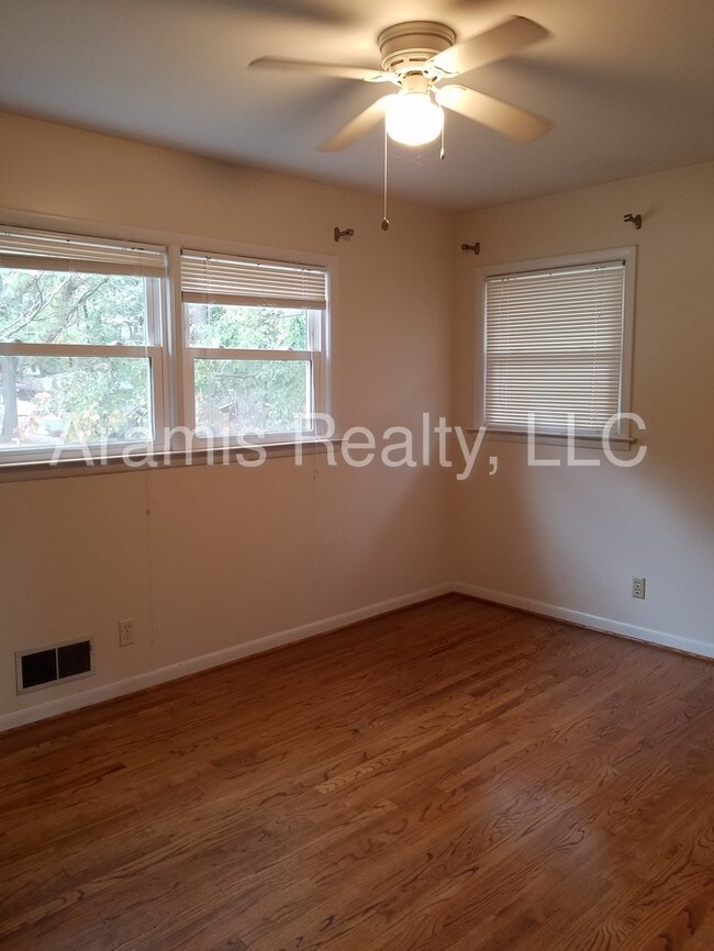 Building Photo - 232 Forest Glen Cir