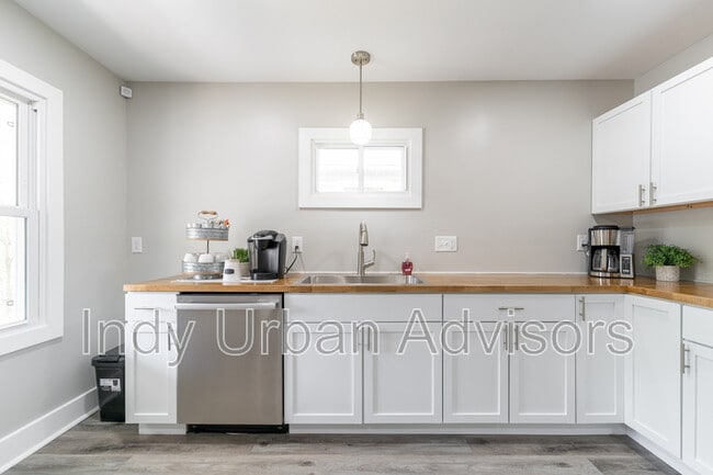 Building Photo - 537 N Sheffield Ave