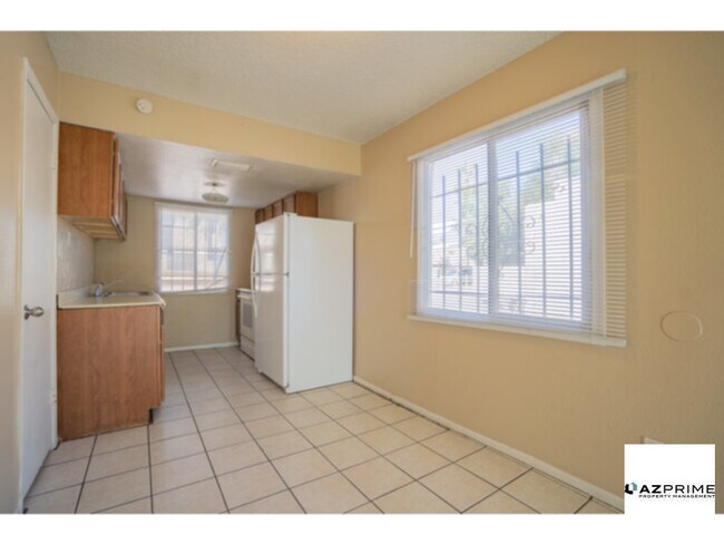 Building Photo - Welcome to this Well-maintained 2/1 Phoeni...