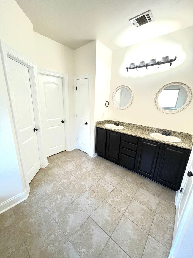 Building Photo - 887 Woodsprings Ct