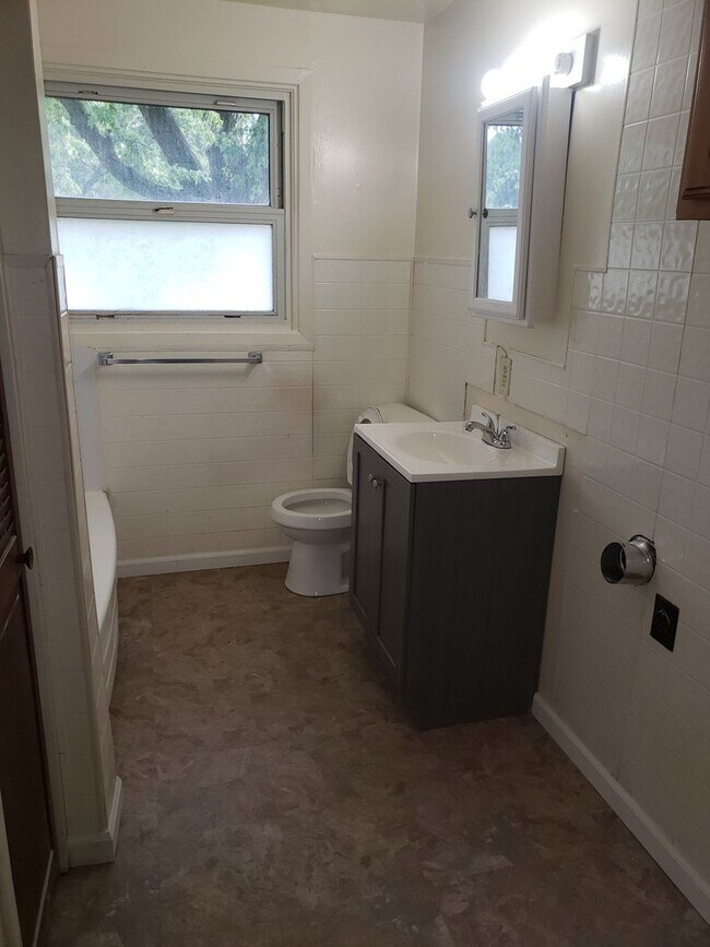 Foto del edificio - 3 BR House Near Snider High School