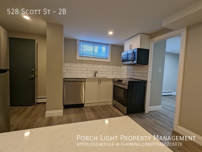 Photo du bâtiment - 2 Bedroom with A/C and STUNNING kitchen