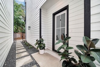 Building Photo - 905 Woodcrest Dr