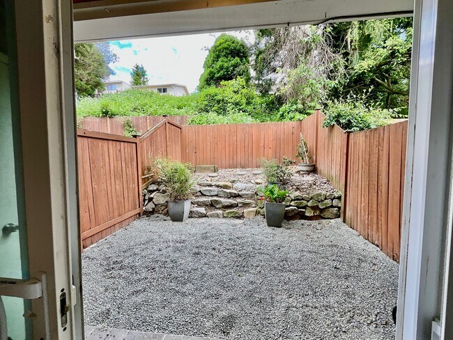 Building Photo - Updated 3-Bedroom Townhome with Private Ba...