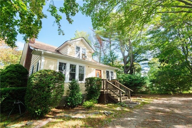 Building Photo - 556 E Main Rd