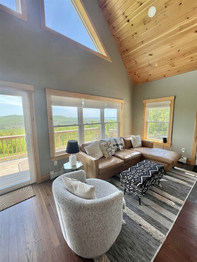 Foto del edificio - 103 Douglas Hill Rd