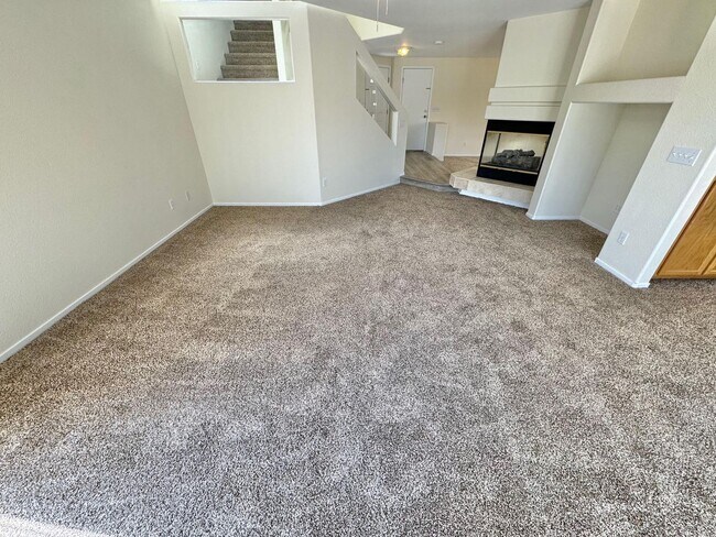 Foto del edificio - WELCOME TO THIS SPACIOUS 4-BEDROOM, 2.5-BA...