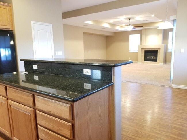 Building Photo - BEAUTIFUL 6 BED/3 BATH HOME NEAR LONE MOUN...