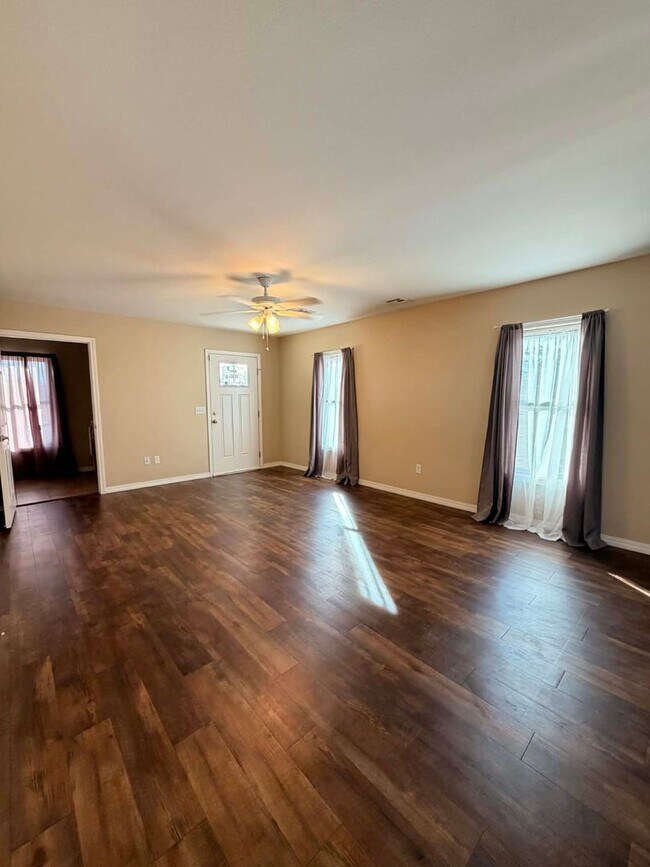Foto del edificio - MOVE IN SPECIAL: HALF OFF FIRST MONTH RENT!! BEAUTIFUL 4 BEDROOMS/ 2.5 BATHROOMS ON 1 FULL ACRE I...