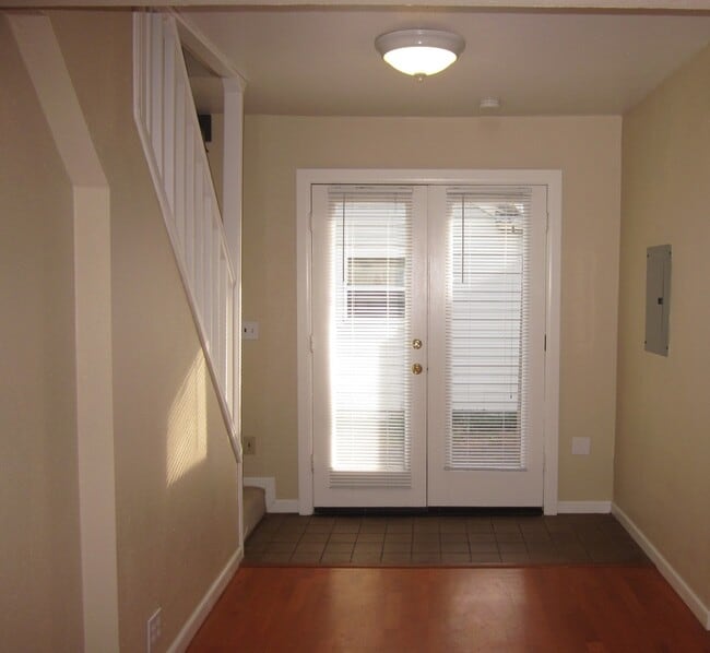 Building Photo - Coblin Bend - Triplex