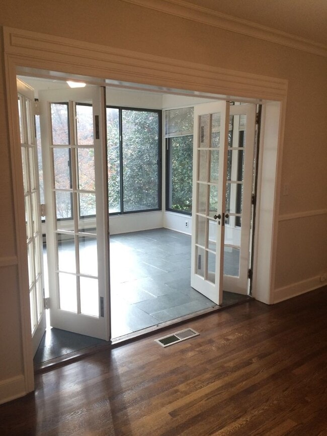Building Photo - Old Luxury in Irving Park