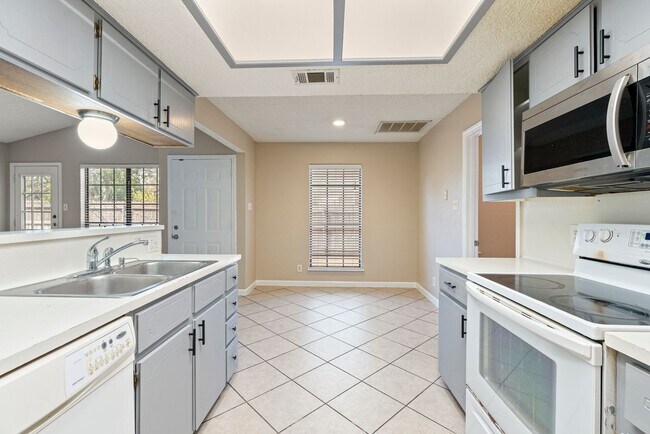 Building Photo - Charming North Austin Living with Fireplac...