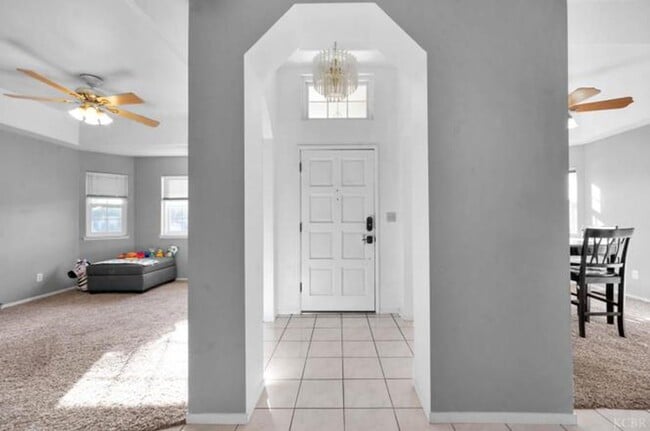 Building Photo - Spacious Hanford home Available soon!