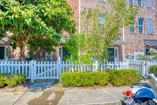 Rear Entry from Parking - 981 Hackler St