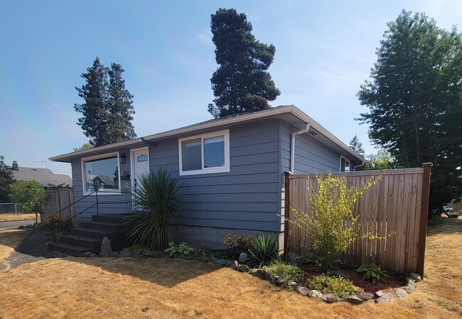 Building Photo - Beautifully updated 2 bedroom 1 bath home