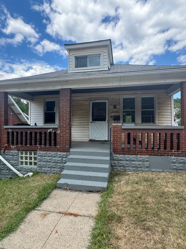 Building Photo - 2325 Manor Ave