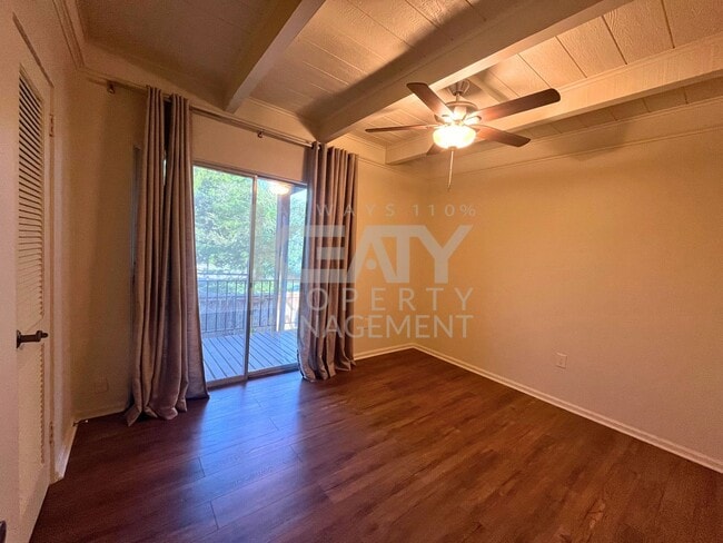 Building Photo - 2 bedroom with a Jack and Jill bathroom No...