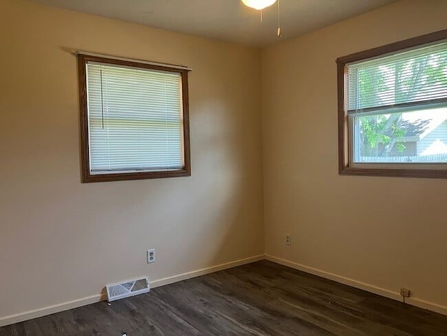 Building Photo - Kenosha Properties