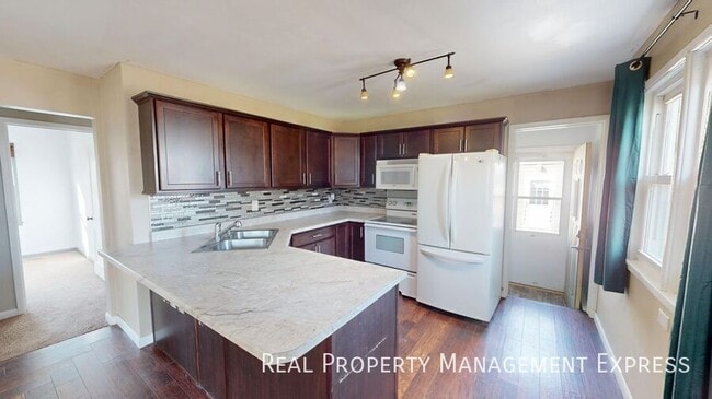 Building Photo - 2 Bedroom 1 Bathroom Home