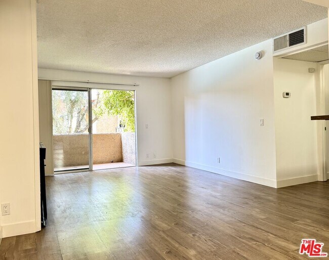 Foto del edificio - 15425 Sherman Way