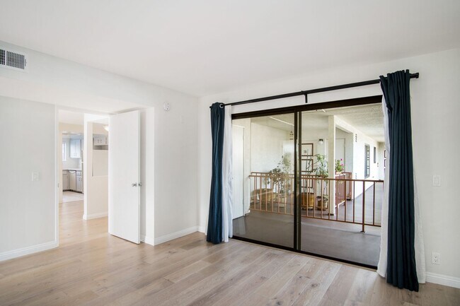 Foto del edificio - Newly renovated very bright 2 bed condo...