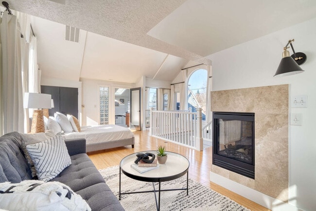 Building Photo - 915 SE 29th Ave