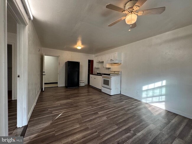 Building Photo - 222 Long Ln