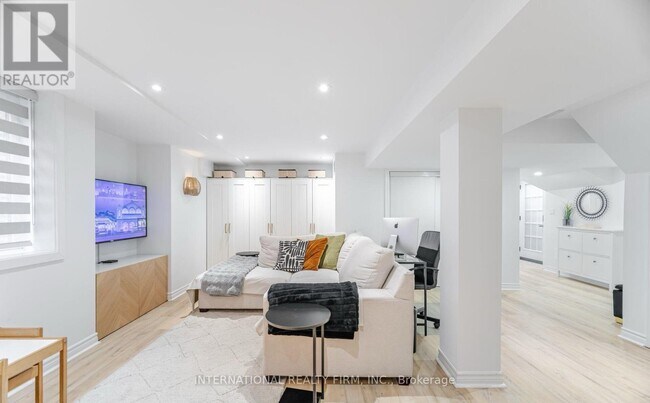 Building Photo - 102 Tanager Square