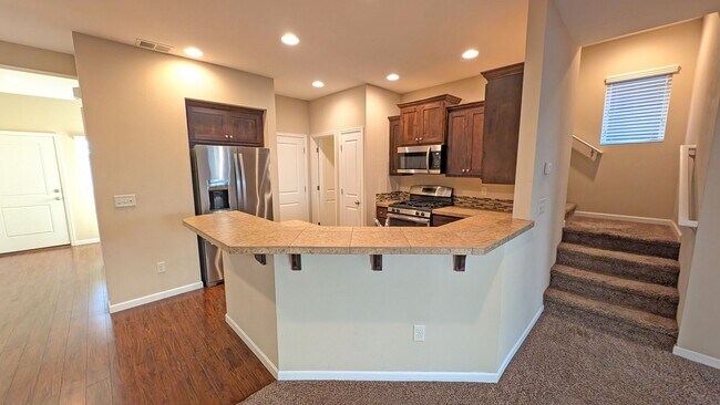 Building Photo - 4 bedroom 2.5 bathroom home