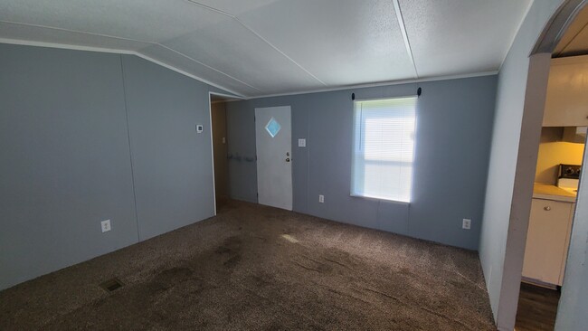 Building Photo - 17 Saturn Ln