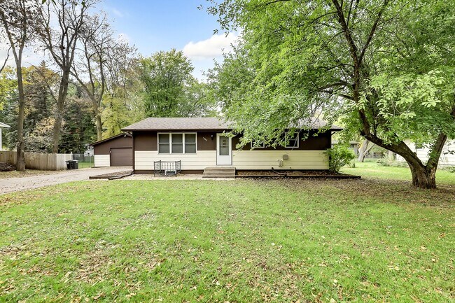 Building Photo - Great 4-Bed 2-Bath Home in Champlin - Available 7/1!