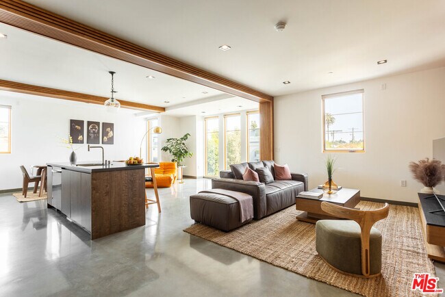 Foto del edificio - 547 N Sweetzer Ave