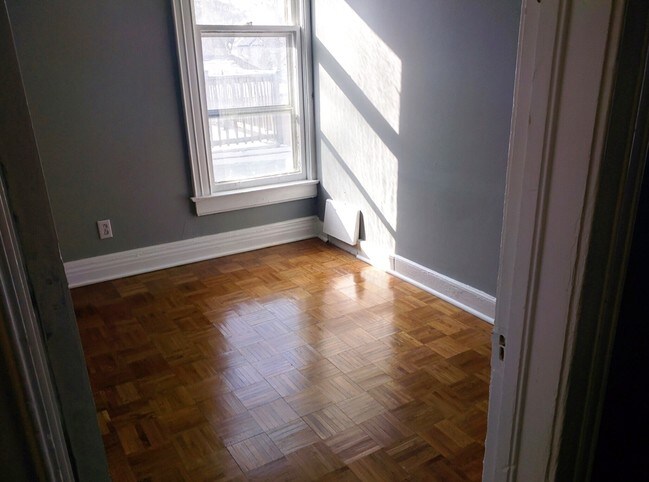 Building Photo - 920 W Ottawa St