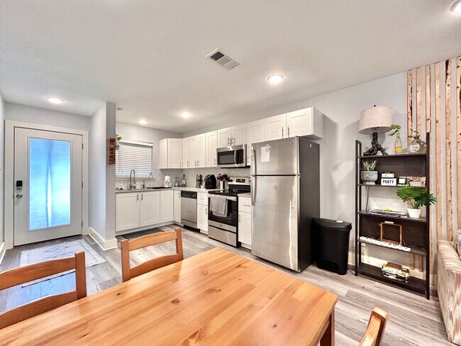 Foto del edificio - Modern & Cozy 2BR/2BA Home with Stylish Fi...