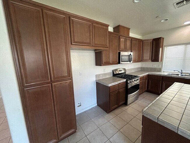 Foto del edificio - 3 bedroom 2 bath home in South East Visali...