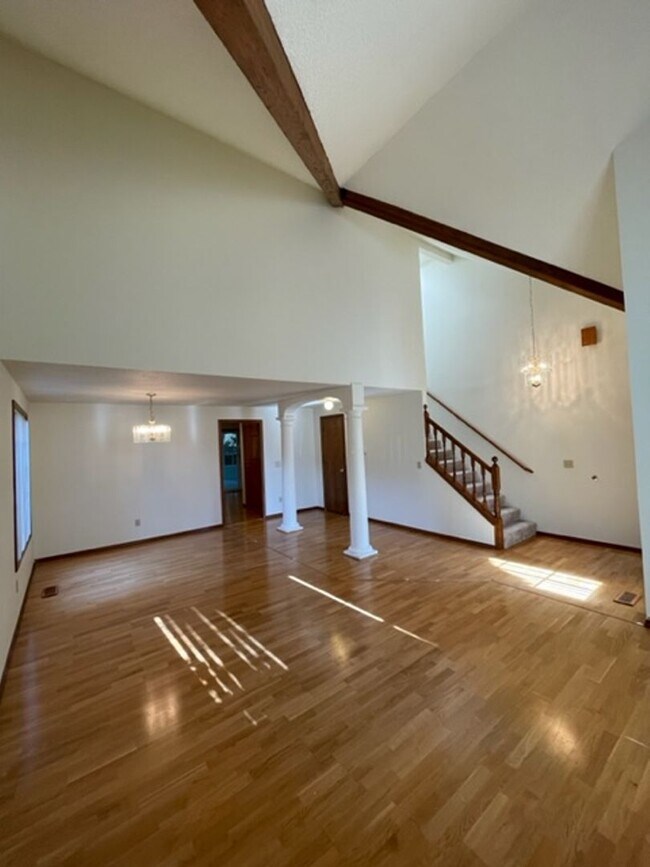 Foto del edificio - Spacious 4 Bedroom 3 Bath  Two-Story Singl...