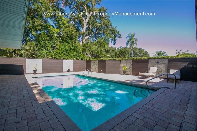 Foto del edificio - SARASOTA POOL HOME! FENCED YARD! SUPER LOC...