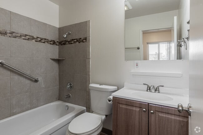 2 habitaciones, 1 baño - 980 pies cuadrados - Baño - Garden Villa