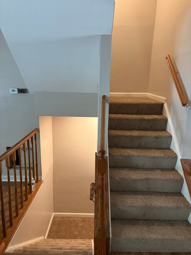 Escaleras que bajan al sótano y suben a los dormitorios. - 7722 Wolford Way