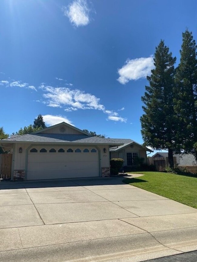 Building Photo - Lovely Home in E. Redding!!