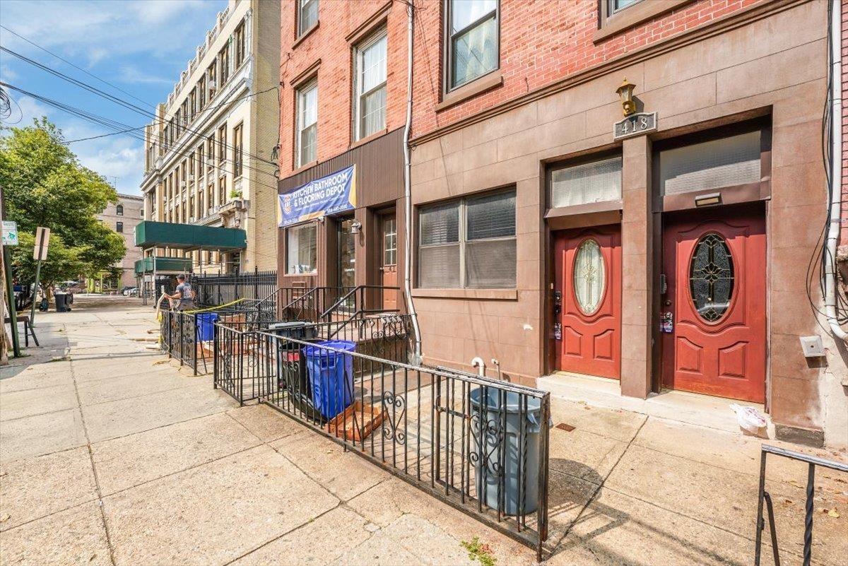 Primary Photo - 418 Bloomfield St