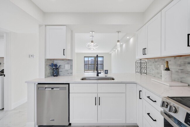 Foto del edificio - 7290 Kinghurst Dr