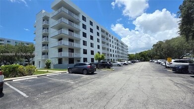 Building Photo - 901 Hillcrest Dr