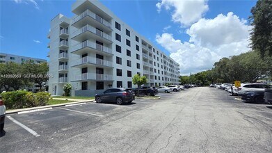 Building Photo - 901 Hillcrest Dr