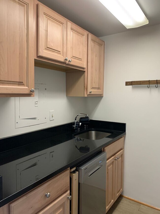 Building Photo - Sunny Studio in Downtown Rockville - ALL U...