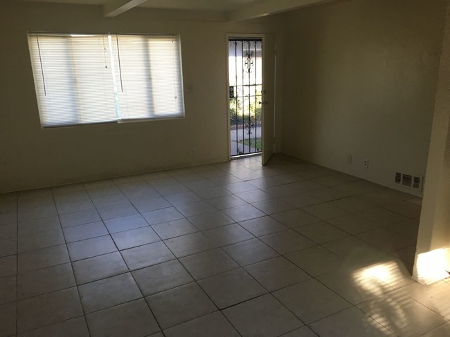 Foto del edificio - 943 S Thorne Ave