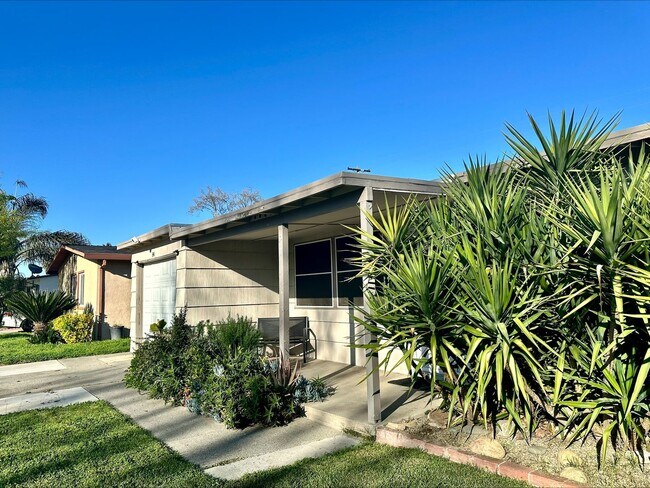 Building Photo - 841 Fairway Dr