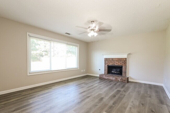 Building Photo - 1086 Maria Dr